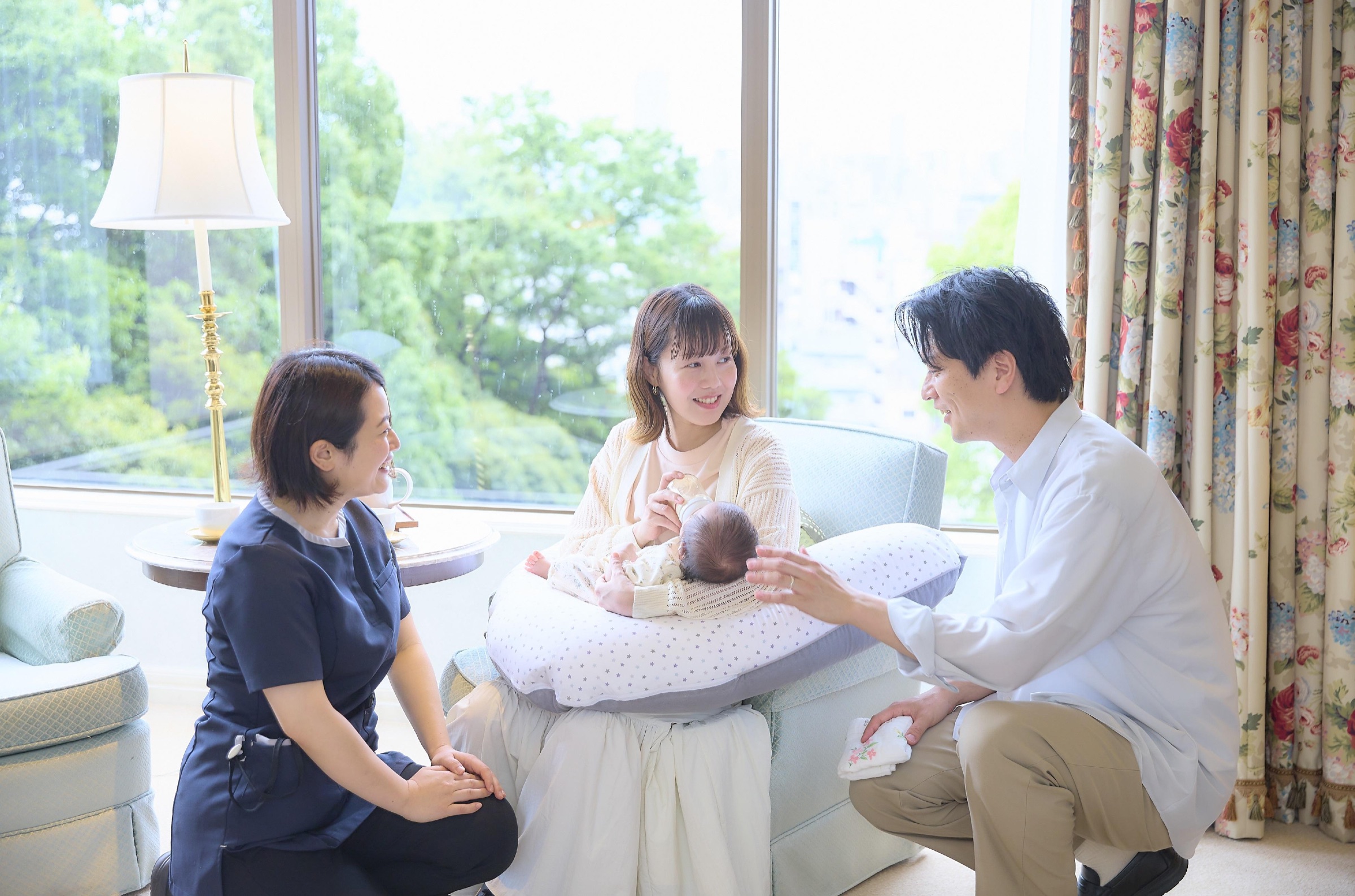 助産師とともに、赤ちゃんを囲んで過ごすご家族のひととき
